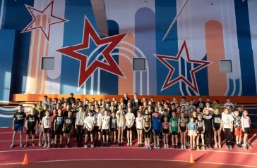 Фото: В Кемерове губернатор и мэр приехали на открытие легкоатлетического манежа 1