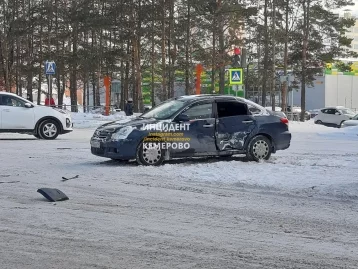 Фото: В Кемерове машина скорой помощи столкнулась с легковушкой 2