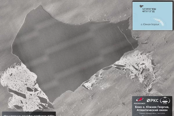 Роскосмос показал фото со спутника расколовшегося на части крупнейшего айсберга