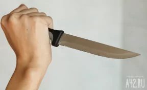 В Волгоградской области мужчина из ревности напал на таксиста с ножом