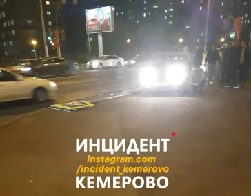 Фото: В Кемерове легковушка снесла дорожный знак после ДТП 2