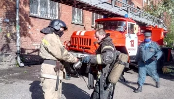 Фото: В Кузбассе пожарные спасли пять человек из загоревшейся многоэтажки 1