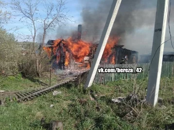 Фото: В Берёзовском загорелся дом: двое взрослых погибли, трое детей госпитализированы 1