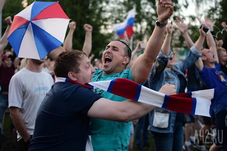 Фото: Кемеровчане всю ночь праздновали победу сборной России над Испанией 2