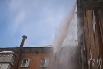 Фото: Соцсети: в Кузбассе двух женщин накрыло сошедшей с крыши «лавиной» 1