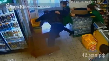 Фото: Потасовка между грабителем и сотрудницами магазина в Кузбассе попала на видео 1
