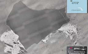 Роскосмос показал фото со спутника расколовшегося на части крупнейшего айсберга