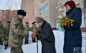 В Кемерове военный оркестр поздравил женщин-ветеранов с 8 Марта