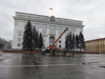 Фото: В Кемерове на площади Советов начали устанавливать новогоднюю ель 1
