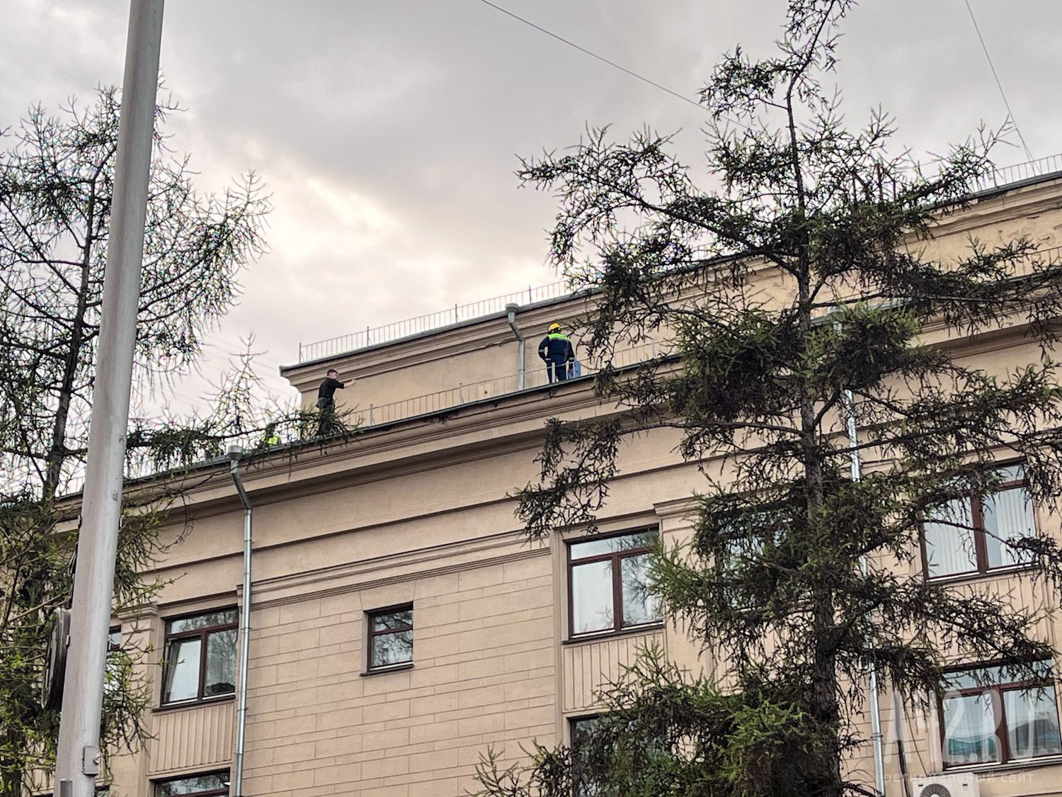 Мужчина забрался на крышу драмтеатра в Кемерове и отказывается спускаться
