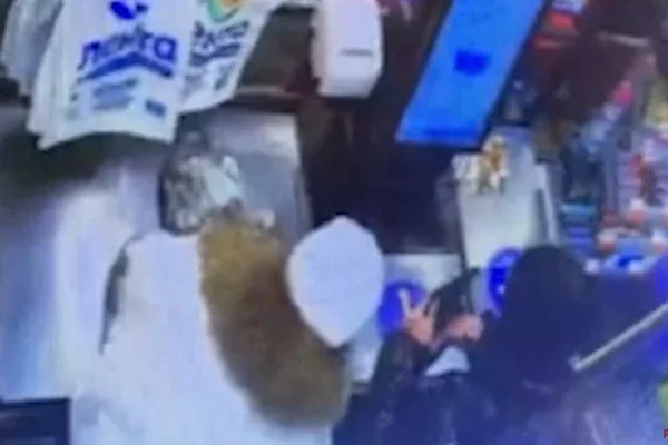 В Кузбассе женщины переклеили ценники в магазине, чтобы сэкономить на креветках