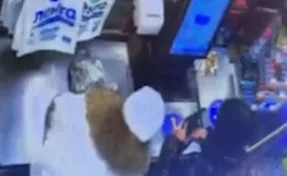 В Кузбассе женщины переклеили ценники в магазине, чтобы сэкономить на креветках