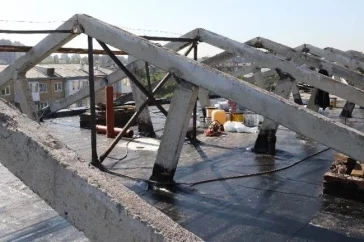 Фото: В мэрии Кемерова рассказали о ремонте крыши горевшего на Красной улице дома 2