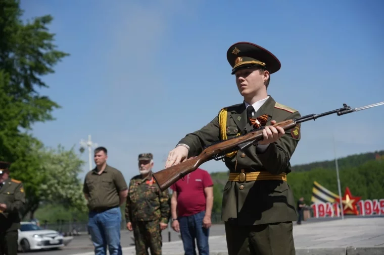 Фото: Юнармейцы в Кемерове попрощались со знаменем Поста №1 6