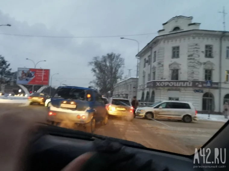 Фото: Образовалась пробка: в Кемерове ДТП частично заблокировало дорогу на Кузнецком 2