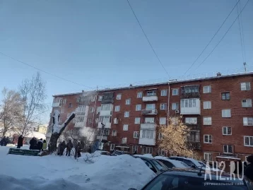Фото: В Кемерове полыхал грузовик, припаркованный под окнами дома: пожарным пришлось вскрывать балкон 3