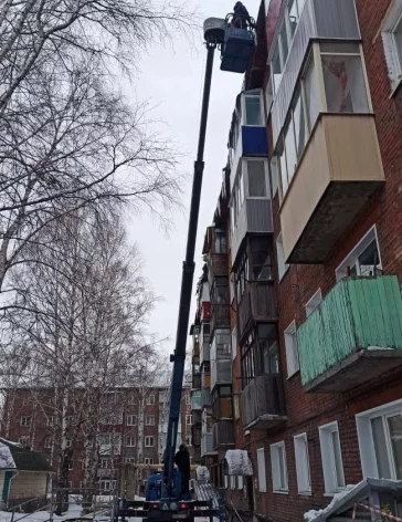 Фото: В Кузбассе после прокурорского вмешательства управляющая компания очистила от снега и льда крышу жилого дома 2