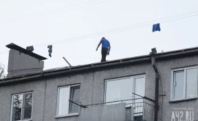 «Камни сыплются на пешеходов»: кемеровчане пожаловались на опасный ремонт крыши 