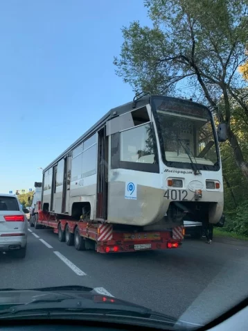 Фото: Под Кемеровом сняли на фото грузовик с подержанным трамваем из Москвы 1