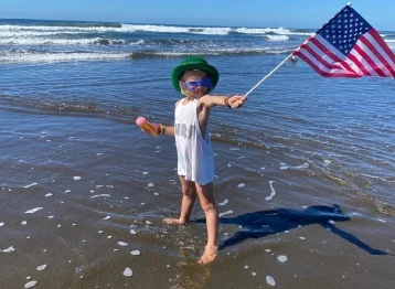 Фото: Размахивающая американским флагом дочка Тимати возмутила пользователей соцсетей 1