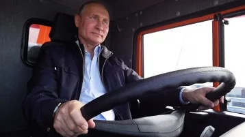 Фото: В ФСО объяснили, почему Путин не пристегнулся ремнём безопасности за рулём КамАЗа 1