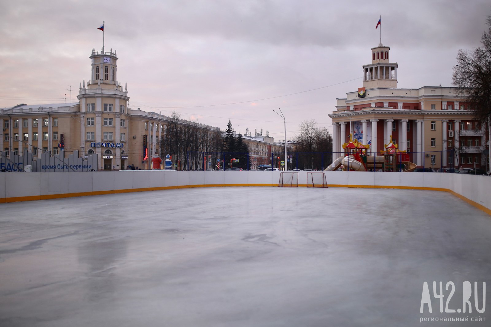 В Кемерове заработал ледовый каток на площади Советов