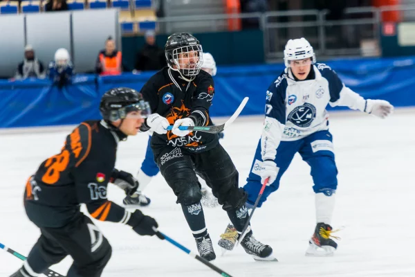 Кемеровский «Кузбасс» обошёл «Сибсельмаш» в первом матче чемпионата России по хоккею с мячом