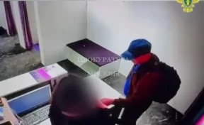 В Москве мужчина с ножом напал на 17-летнюю сотрудницу пункта выдачи заказов