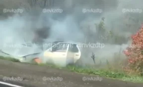 В Кузбассе машина слетела с трассы, врезалась в столб и загорелась