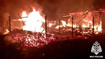 Фото: В Кузбассе ночью огонь уничтожил жилой дом и надворные постройки 1