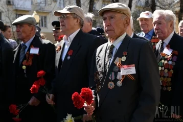 Фото: Власти Кузбасса и ветераны возложили цветы к Мемориалу Славы воинов-кузбассовцев 3