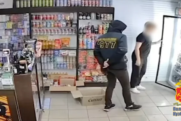 В Кемерове мужчина ограбил круглосуточный магазин во время ночной прогулки с другом