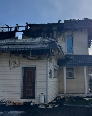 На Камчатке загорелась база отдыха на площади 600 квадратных метров