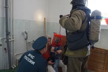 Фото: В Кузбассе пожарные во время учений в детском саду «спасли» ребёнка и взрослого 2