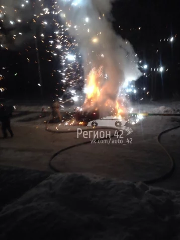 Фото: В центре Новокузнецка ночью горел автомобиль 1