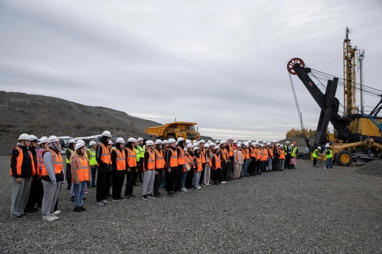 Фото: Первокурсников КузГТУ посвятили в горняки на угольном разрезе 1