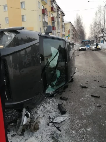 Фото: Очевидцы опубликовали фото жёсткого ДТП на перекрёстке в Кузбассе 3