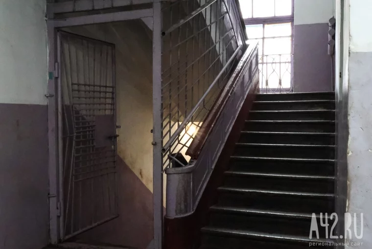 Фото: Мёртвые котята, остывшие батареи и угрозы дворнику ножом: как живут в кемеровском общежитии в Кировском районе 30