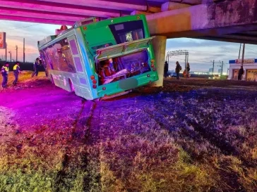 Фото: В Челябинске автобус врезался в опору моста: пострадали 12 человек 2
