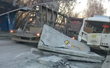 Фото: В Новосибирске бетонная плита упала на пассажирский автобус 1