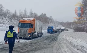 В Таштагольском округе фуры застряли на дороге из-за снегопада