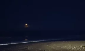 Рыбак снял на видео таинственные огненные шары в небе