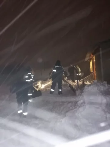 Фото: В Новокузнецке женщина хотела очистить крышу от снега и провела под завалом 10 часов 3