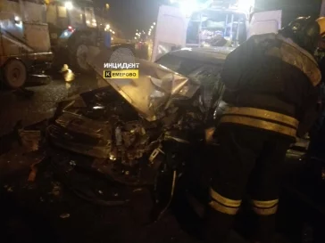 Фото: В Кемерове на Кузнецком мосту LADA Priora влетела в трактор 3