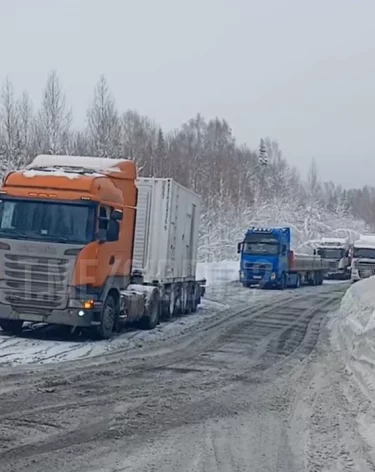 В Таштагольском округе фуры застряли на дороге из-за снегопада