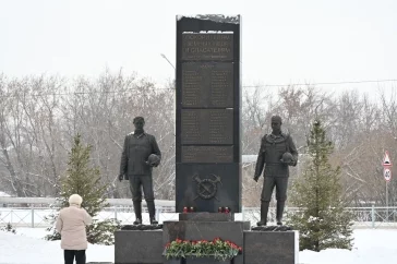 Фото: Три года со дня аварии: в Кузбассе возложили цветы к мемориалу в память о погибших на шахте «Листвяжная» 2