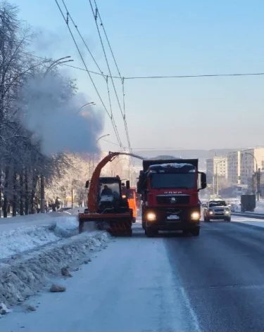 Мэрия: машины и люди продолжают убирать снег в 30-градусный мороз в Кемерове
