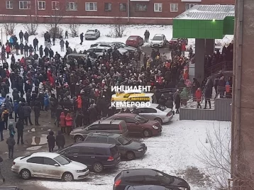 Фото: Кемеровчан возмутило столпотворение у магазина из-за розыгрыша призов 1
