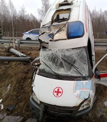 Фото: В Ленинградской области машина скорой помощи съехала в кювет, пострадал человек 1