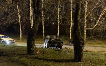 Фото: В Кузбассе водитель иномарки врезался в дерево, уходя от автомобиля ГИБДД 1